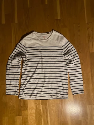 Levi’s randig longsleeve - Snygg Levis randig långärmad tröja i storlek S. Bra kondition och inga deefekter! Skriv ifall mi har frågor!!