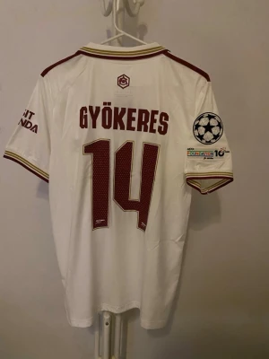 Gyökeres 14 Arsenal 2025/2026 fotbollströja - Gyökeres 14 Arsenal 2025/2026 fotbollströja. Helt ny med tag! Storlek Small. PRISET ÄR EJ HUGGET I STEN Bundle är mjöligt