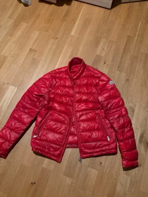 Moncler Acorus - - Moncler Acorus - Storlek 3 - Skick 9/10 - inget og