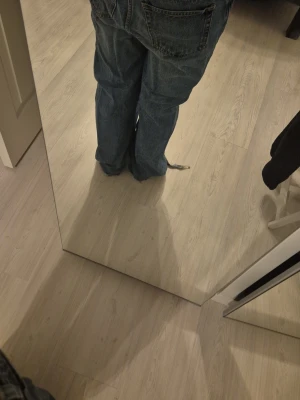 Baggy jeans - Säljer ett par snygga baggy jeans I storlek Xs/S då jag inte längre använder💕 De är rätt slitna som ses på sista bilden.
