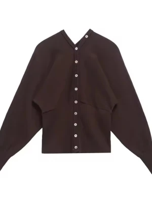 Brun kofta med sned knäppning - Snygg brun kofta med unik sned knäppning framtill och silvriga knappar. Modellen har lång ärm och en croppad passform som sitter tajt i midjan. Perfekt att styla över en t-shirt eller linne för en trendig look.