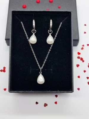 Elegant smyckesset ❤️ - Elegant smyckesset. Halsbandets längd är 40–45 cm, örhängenas längd är 2,8 cm. Material-rostfritt stål. En perfekt present till dig själv eller någon du tycker om.🥰❤️🎁✨️