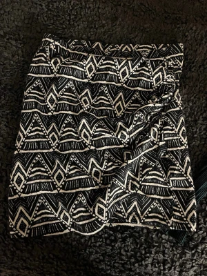 Svartvit mönstrad minikjol💋💋 - En jätte fin och söt minikjol med grafiskt, etnoinspirerat mönster. Kjolen har en tight passform, och är tillverkat i ett mjukt och stretchigt tyg som sitter perfa på kroppen🙌🏻 Jätte bra köp till dig som gillar coola prints💕