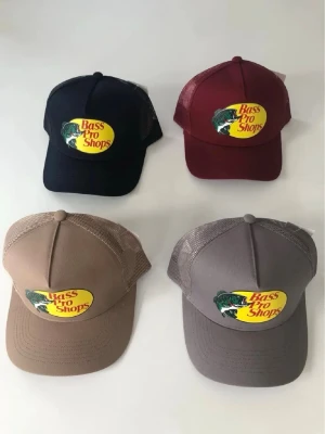 Bass Pro Shops keps mesh snapback - Snygga kepsar från Bass Pro Shops med mesh på sidorna och justerbar snapback. Finns i svart, vinröd, beige och grå. Klassisk gul logga framtill med fiskmotiv. Perfekt för dig som vill ha en chill och sportig look. Justerbar passform och skönt syntetmaterial