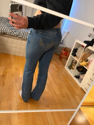 Lågmidjade diesel jeans - Säljer ett par skitsnygga diesel jeans som är bootcut och super låg midja! Dom har coola fickor och bra skick!! Skulle uppskatta storleken som s-m, skriv till mig för fler frågor eller bilder!
