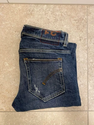 DONDUP JEANS - Hej! Säljer dessa  jeans i storlek  W32  . De är varsamt använda och i mycket fint skick, 9/10. Nypris  var 4000,   säljs för 599& . Hör gärna av dig vid minsta fråga eller om du vill ha fler bilder! 🙌 