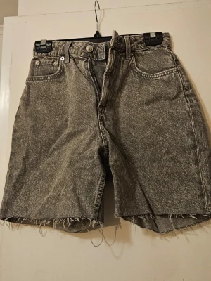 Grå denimshorts  - Snygga grå denimshorts med stentvättad look och rå, fransig kant. Passar till det mesta.