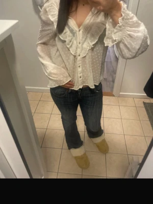 Vit blus med volang och prickar - En jätte snygg Zara blus som är välanvänd! Ett litet hål vid armen (man ser på bilderna, kolla bild två för att se hur de ser ut på) går säkert att sy om man kan. Men jag skulle inte säga att man tänker på det när den är på. Storlek xs men passar på mig som har S. PRIS kan diskuteras.🩷