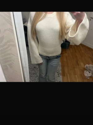 Vit stickad tröja från Gina Tricot - Mysig vit stickad tröja från Gina Tricot i ullblandning. Tröjan har vida ärmar, rund halsringning och snygg passform🩷vit/ beige 