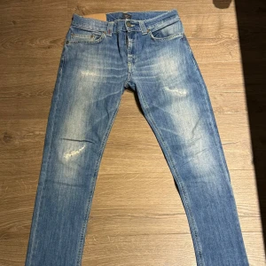 Dondup Jeans - Snygga blå jeans från Dondup med lite lätta slitningar. Byxorna är i väldigt fint skick samt storlek W30. Tveka inte på att höra av er!