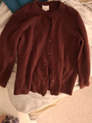 Vinröd kofta  - Säljer min super söta kofta från H&M💖