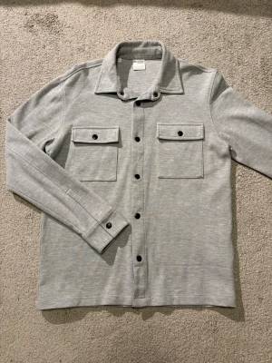 Overshirt Selected Homme - Stilren och snygg overshirt från Selected Homme i 82% bomull, 13% polyester & 5% viskos🧶🙌Perfekt nu när våren närmar sig🤩 Släng iväg ett meddelande vid intresse!😁 Passformsbilder går att få om man hör av sig privat och är intresserad🤝