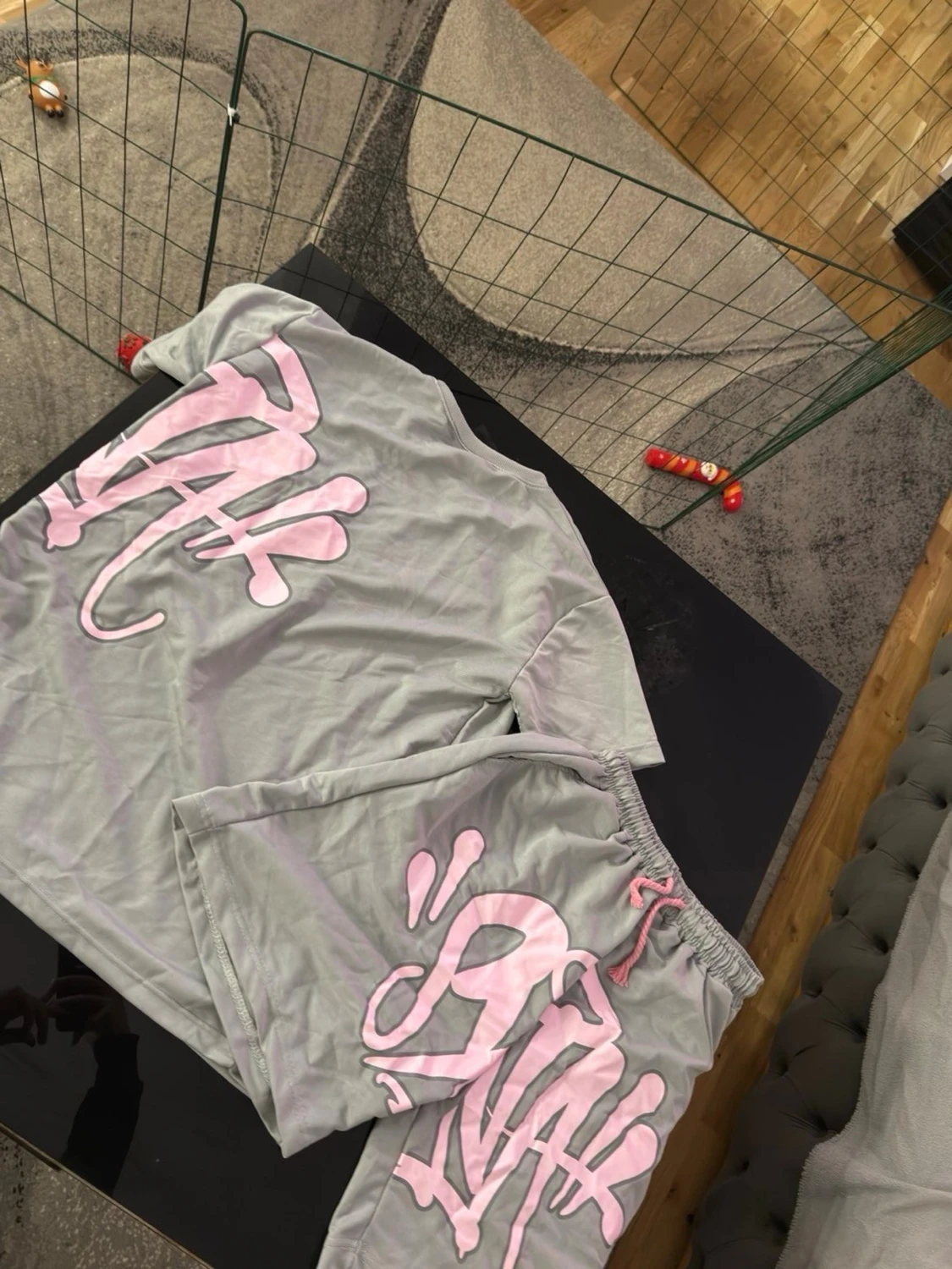 Grått set med rosa graffiti-tryck - 1