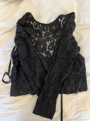 Spetströja med öppen rygg - Spetströja med öppen rygg från Bikbok. Knyts i nacken, andra bilden är på baksidan! Storlek S. Fint skick! 