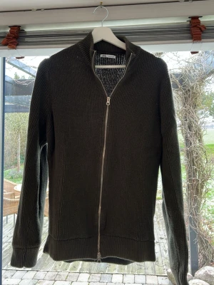 Stickad tröja Zara - Säljer en grön stickad tröja från Zara med dragkedja. Tröjan är sparsamt använd och i bra skick. Hör av er vid eventuella frågor. 