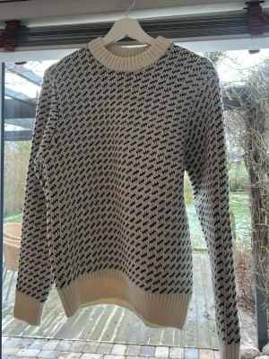 Stickad tröja Vailent  - Säljer en stickad tröja från märket Vailent med coolt mönster. Tröjan är använd cirka 3 gånger och är köpt på Carlings. Den är alltså i nyskick. Hör av er vid eventuella frågor.