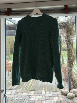 Stickad tröja M&S - Säljer en grön Stickad tröja från märket M&S köpt på Zalando. Tröjan är väldigt skön och i bra skick. Hör av er vid eventuella frågor.