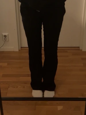 Kostymbyxor  - Kostymbyxor från Bikbok 💕Lågmidjade och lite flare/bootcut. Perfekt i längd, jag är 173cm. Säljer då de inte passar mig längre, kontakta innan köp! 💕