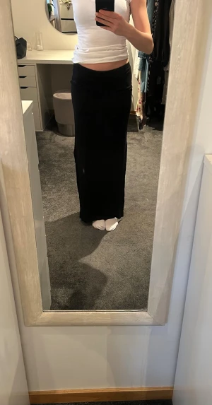 Svart långkjol med slitsar  - Säljer en svart långkjol med slits på båd sidorna. Kjolen har en enkel och stilren design som passar till allt. 