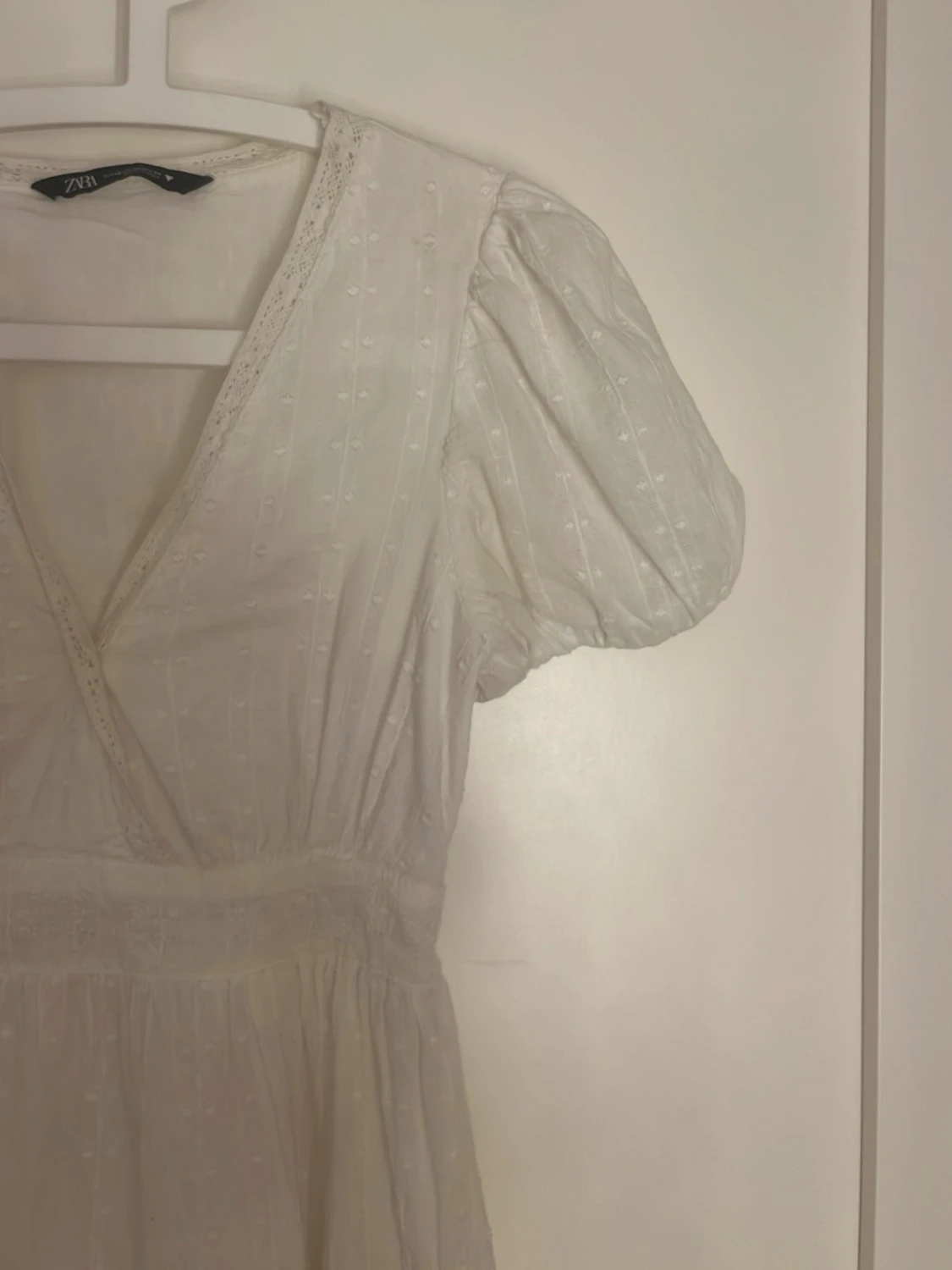 Vit omlottklänning med puffärm - 4