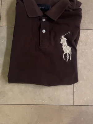 Ralph Lauren piké - L - Säljer en brun Ralph Lauren pike i mycket bra skick👍Skriv om ni har frågor