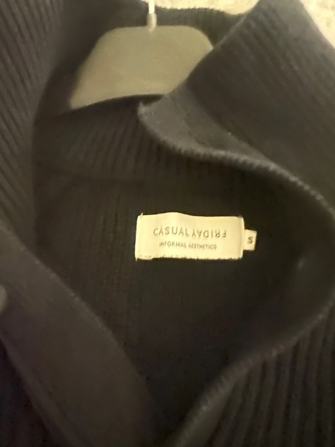 Svart stickad tröja från FRIDAY CASUAL - 1