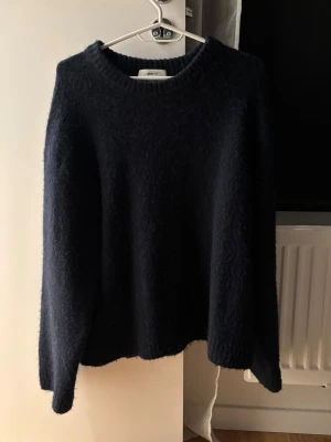 Mörkblå stickad tröja från Gina Tricot  - Mörkblå stickad tröja från Gina Tricot storlek S