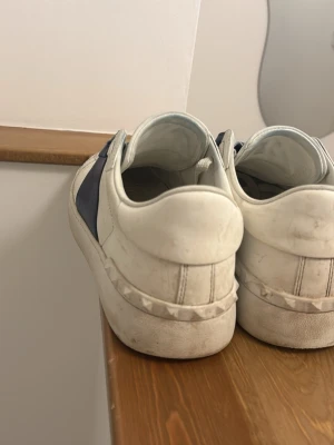 Vita valentino skor i rätt så bra skick 7/10 äkta nypris 7900 kr - Vill få dem sålt snabbt och enkelt, storlek 42.5 passar 43 fick dom för några månader sen men har tröttnat och söker nya skor då dessa inte passade mig i smaken men är riktigt sköna och har nice passform. Kom med prisförslag ifall mitt e för högt