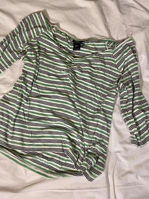 Trekvartsärm randig tröja med scrunch - Jättegullig tröja med gröna och svarta ränder, trekvarts ärm och superfin scrunch. Tror den är superfin på mindre storlekar också!