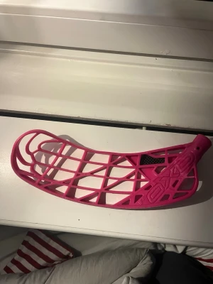 Rosa innebandyblad från Oxdog - Säljer ett rosa innebandyblad från Oxdog med coolt rutnät och lätt böjd form. Perfekt för dig som vill ha bättre kontroll och skott i innebandy. Tillverkat i slitstark plast och passar de flesta standardklubbor.