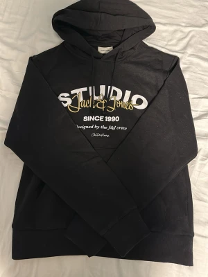 Svart hoodie - Säljer nu denna svarta hoodie från Jack & Jones i storlek xs, den är i helt nytt skick och jag säljer för den var fel storlek som jag märkte efter lappen rycktes tyvärr. Skriv till mig om ni funderar över nånting runt tröjan🙌🌟