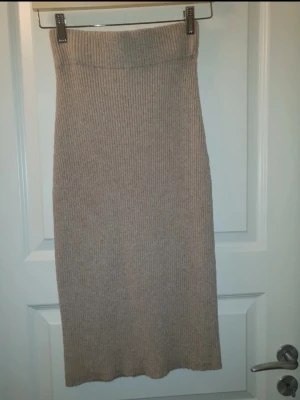 Beige ribbad stickad långkjol - Ribbad stickad beige kjol i strl Xs men stretchig och skön helt ny oanvänd 🌸
