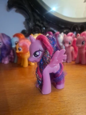 My Little Pony Twilight figur - Twilight med glitter hår, rengjord med uttrasslat hår som är balsamerat och plattat med tång. Har du några frågor kan jag förmodligen svara, jag är samlare! Finns fler mlp på min profil