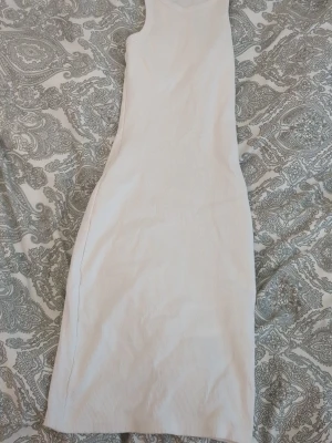 Vit klänning  - Vit klänning ifrån New Yorker och i storlek xxs. Super stretching🤍