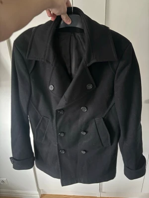 Riley skepparjacka - Unik ursnygg skepparjacka från Riley av högsta kvalite i storlek L (52) säljes! Som ny då den är i absolut toppskick och knappt använd och den perfekta jackan såhär års!