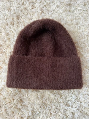 Brun fluffig mössa i ullmix - Snygg mössa som jag köpte i valdisere förra året, använd typ två gånger så som ny🥰