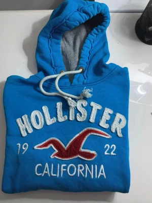 Hollister hoodie st xs - Hollister hoodie i en ljusblå färg. Stilren vintage. 