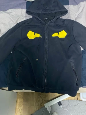 Fendi Xl  - Den har typ inte använts skit bra skick och den e bra att ha på sommaren skit skön