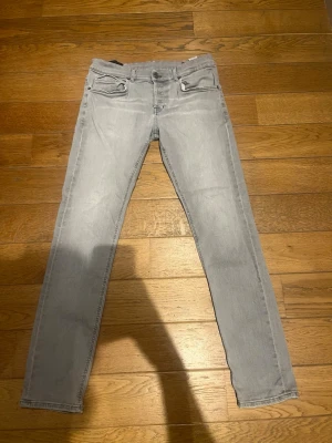 Dondup jeans - Säljer ett par ljusgrå skinny fit jeans från dondup. Dem är mindre i storleken ön vad det står. Jag är 185 och dem sitter lite tight.