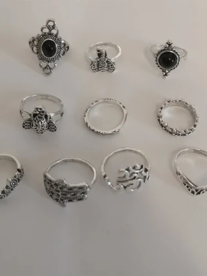 10-pack ringar  - Säljer ett set med 10 st ringar i olika former och mönster. Materialet är alloy. (#641)