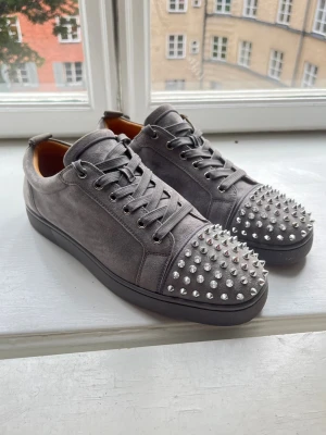 Christian Louboutin skor - Säljer ett par Loubs i size 45. Köpta på vinted med äkthetsverifiering. Riktigt fint skick.