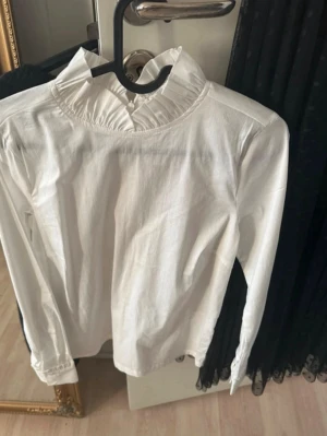 Blus från Soulmate - Hej! Säljer denna helt nya blus. Nypris 800kr