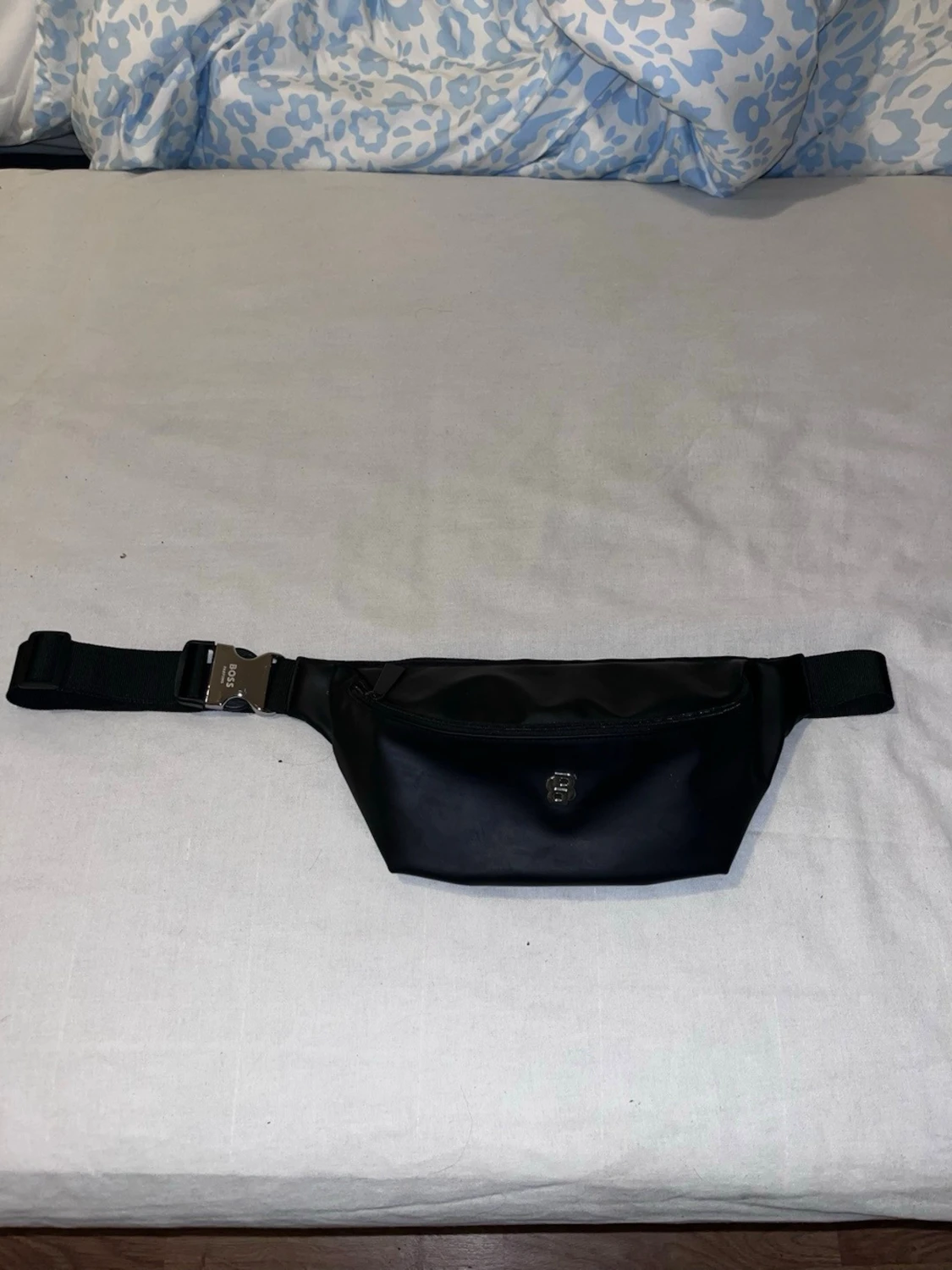 Svart magväska från BOSS Parfums