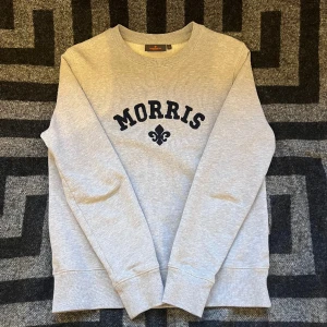 Morris tröja  - En skit snygg och enkel Morris tröja i jättefint skick. Knappt använd då den inte riktigt passar på mig. Ny pris 1200, mitt pris 599. Tveka inte på att ställa frågor, pris går att diskutera 