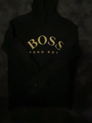 Hugo boss  - Har en svart Hugo boss hoodie som jag behöver inte längre storlek M men även passar S. KÖP MED INSTABOX GÄRNA!!