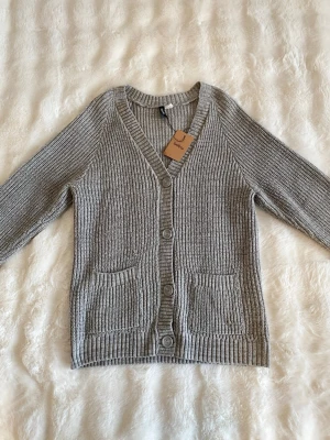 Grå kofta  - Köpt på sellpy men tyvärr för stor