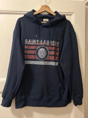YSL hoodie - Riktigt fet hoodie som sitter svin nice! Om du har frågor eller är intresserad så tveka inte på att skriva! Lägg ett bud, vill bara få iväg den!