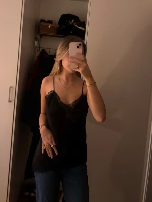 Svart topp med spetsdetaljer Zara  - Super fin och populär topp från Zara med spetsdetaljer. Använd 2 gånger så är som ny. 