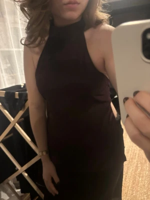 Super fin topp ifrån Bikbok - Supersnygg topp från Bikbok med knyte i bak.  Toppen är i ett bra skick då jag ej har använt den så mycket. Skriv om ni har frågor eller sådant. Toppen är i en lila röd blandad färg,super fin