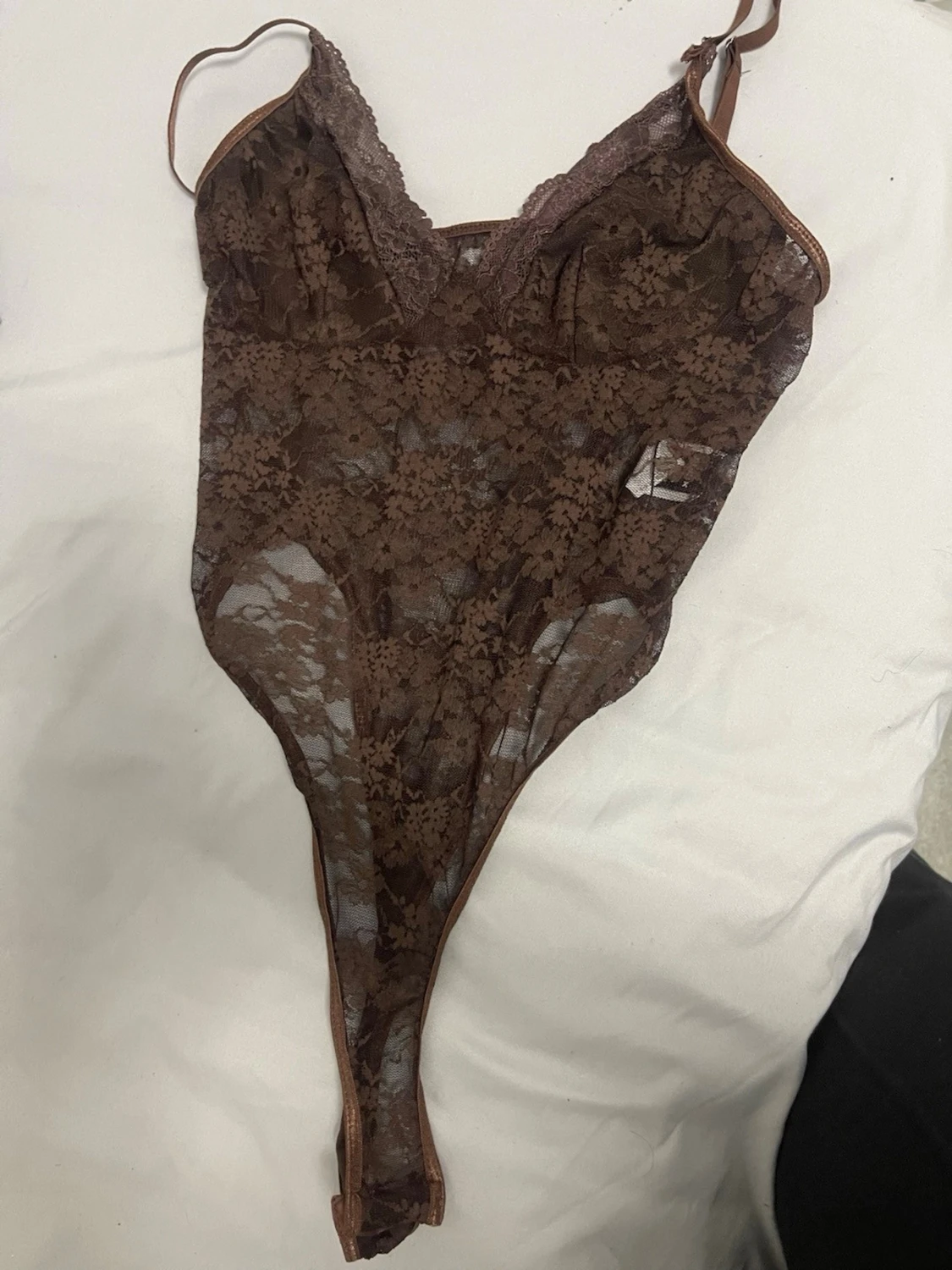 Brun spetsbody med blommönster